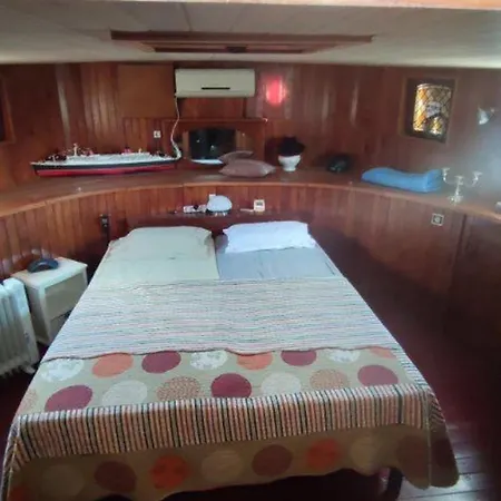 Pretty Barge In 에그모르트